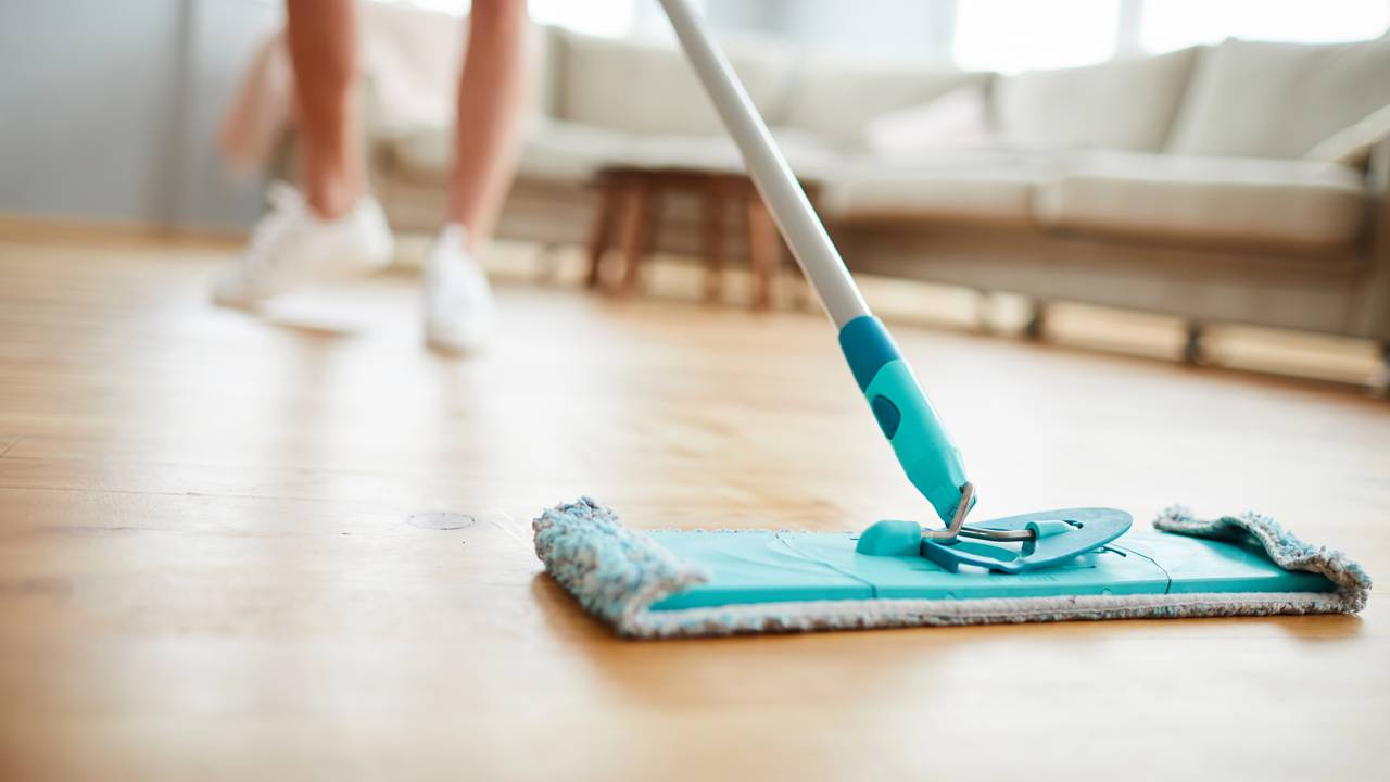 O rodo de microfibra ganha espaço por absorver água e facilitar a limpeza. Veja como ele pode deixar seu piso seco em menos tempo.