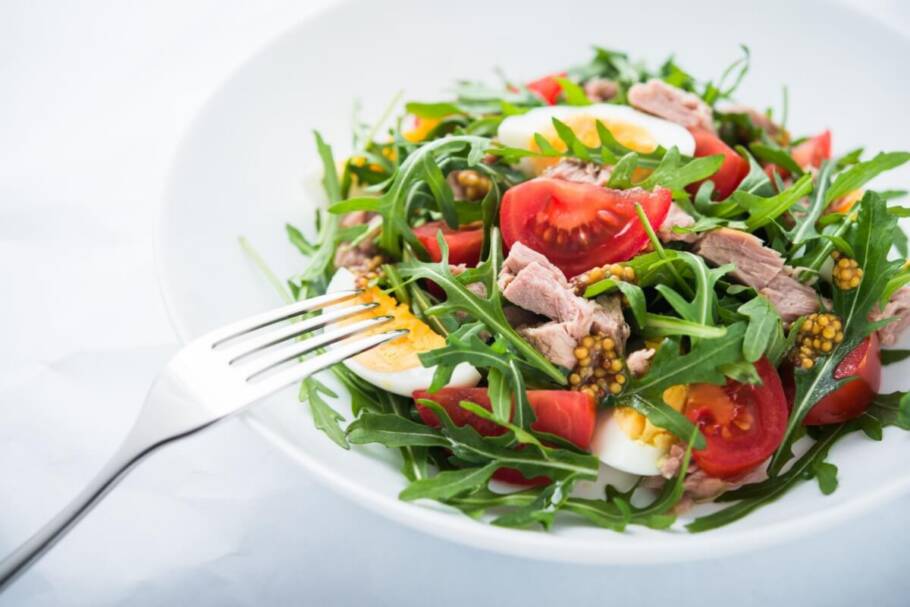 Salada de atum com ovo (Imagem: Elenadesign | Shutterstock)