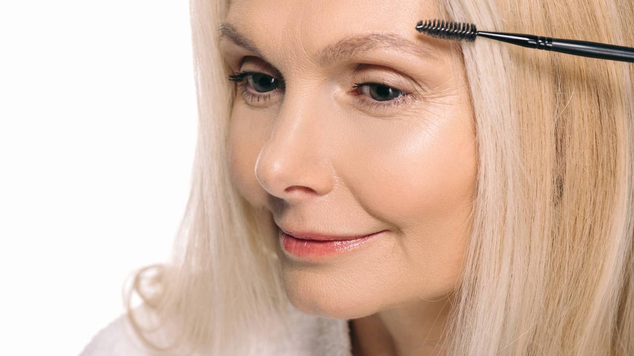 Truques simples com lápis de sobrancelha ajudam a suavizar falhas e valorizar o rosto de forma elegante.