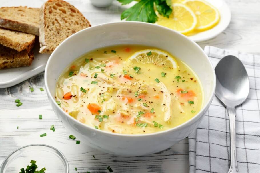 Sopa detox de frango com limão e legumes (Imagem: nelea33 | Shutterstock)