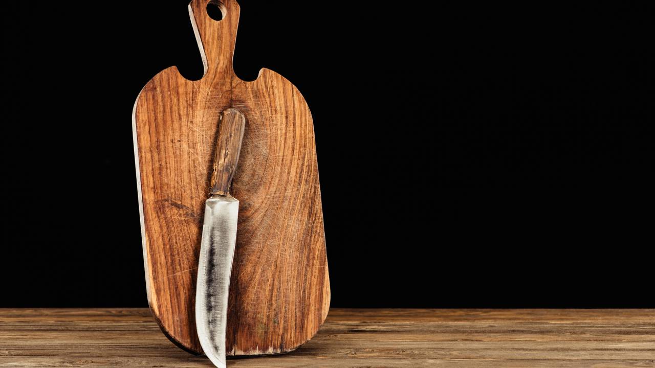 A combinação entre tábua de madeira e plástico pode deixar a cozinha mais prática, segura e organizada durante o preparo.