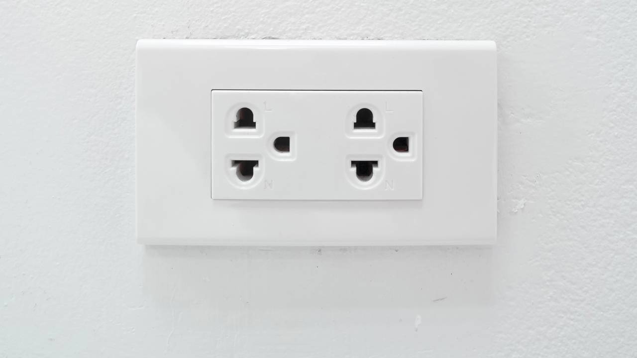 As normas elétricas ajudam a definir a altura ideal das tomadas para deixar a instalação mais segura e funcional no dia a dia.
