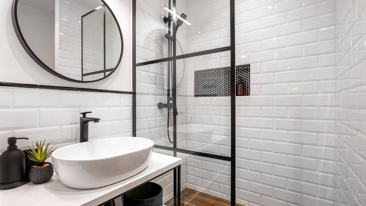 Banheiros modernos estão trocando o brilho exagerado do cromado por acabamentos elegantes e cheios de personalidade.