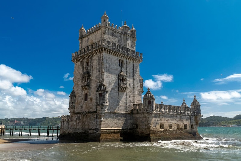 Torre de Belém é ponto icônico de Lisboa e um dos mais concorridos no verão
