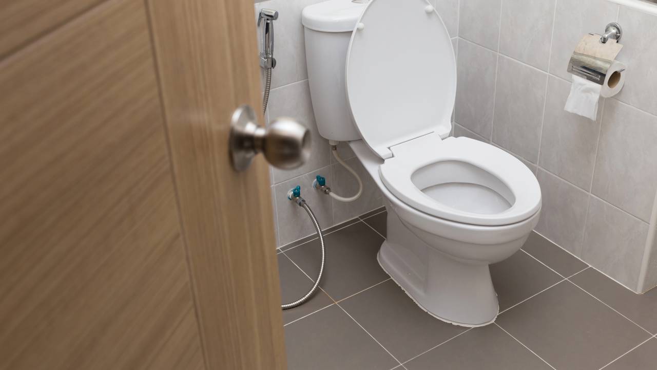 Um hábito simples com água quente no vaso sanitário pode deixar seu banheiro mais limpo e sem cheiro. Saiba como fazer do jeito certo.