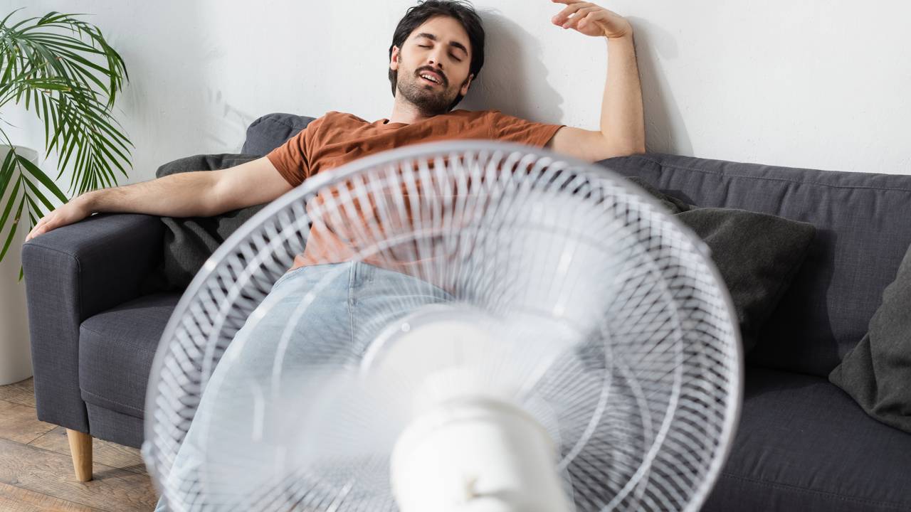 Quem sofre com calor dentro de casa está mudando a posição do ventilador para melhorar a circulação do ar.