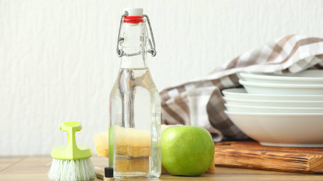 Esse truque simples com vinagre facilita a limpeza da cozinha e ajuda a cuidar de panelas e louças no dia a dia.