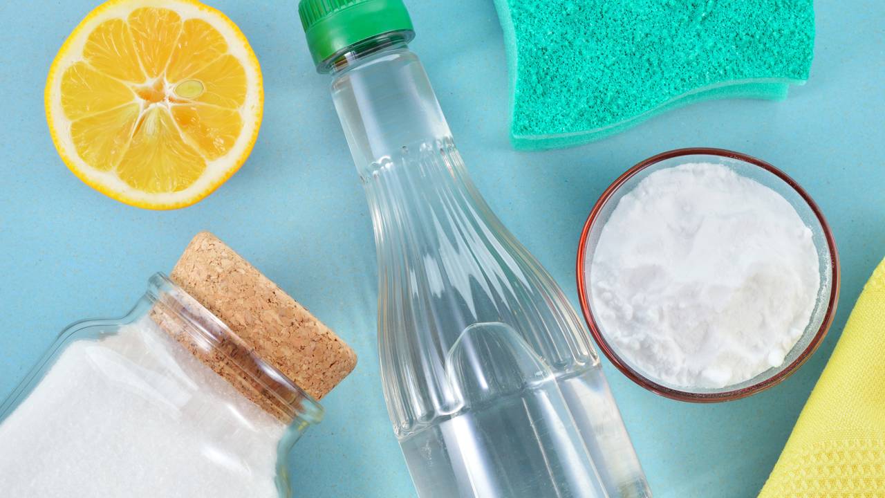 Descubra como a combinação vinagre e bicarbonato limpa melhor que produtos químicos, com proporções certas, preparo seguro e usos por cômodo.