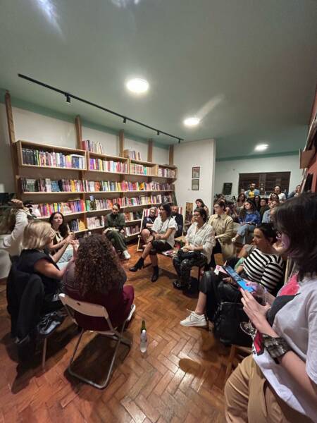 Só mulheres na estante: Clube do Livro Feminista cria roda online e gratuita livre de julgamentos
