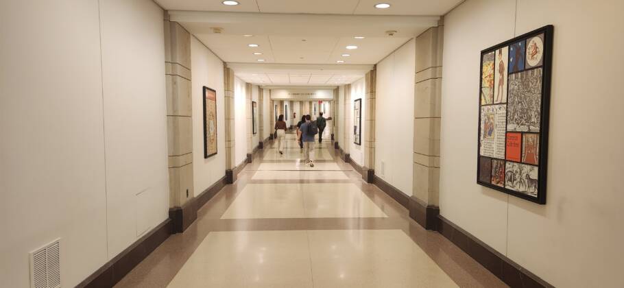 Passagem subterrânea que liga o Centro de Visitantes do Capitólio à Biblioteca do Congresso