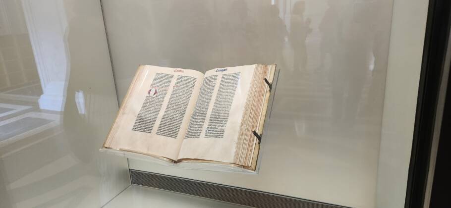 A Bíblia de Gutenberg, um dos raros exemplares completos ainda existentes