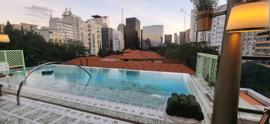 Piscina do rooftop do Rosewood São Paulo