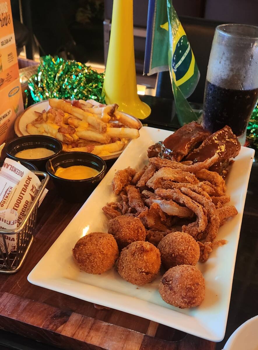 Entre as opções servidas estão ripas de Ribs ao molho barbecue, Bloom Petals, Nachos, Fries Campeã
