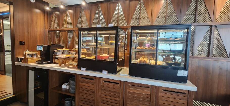 Estação com alimentos e bebidas do W Premium Lounge no Aeroporto de Congonhas