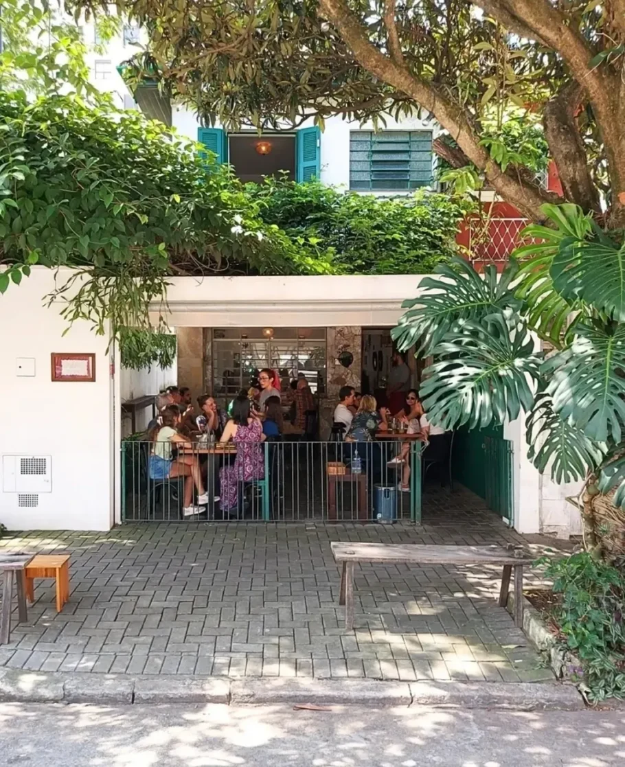 Com entrada gratuita, a festa transforma o Benedita Cozinha em uma verdadeira quermesse de rua, reunindo música, comidas típicas e aquele clima acolhedor que faz parte das celebrações juninas.