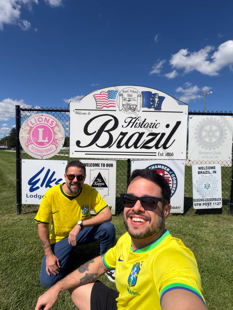 Os publicitários brasileiros na entrada de Brazil, cidade norte-americana interior de Indiana