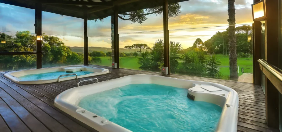 Jacuzzis têm vista incrível para a propriedade