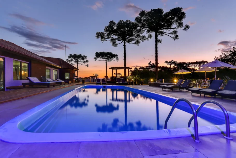 Hotel tem piscinas externa e interna com águas aquecidas
