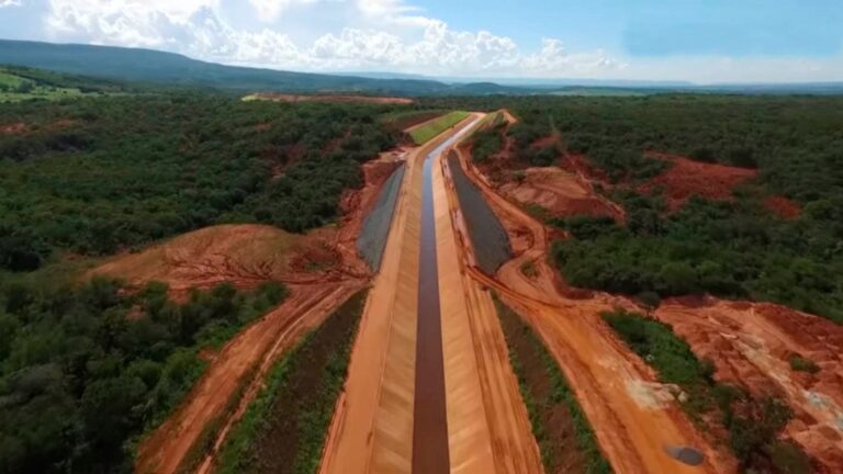 O Brasil enfrenta a reta final de uma obra que parece ter sido retirada de um mapa impossível.