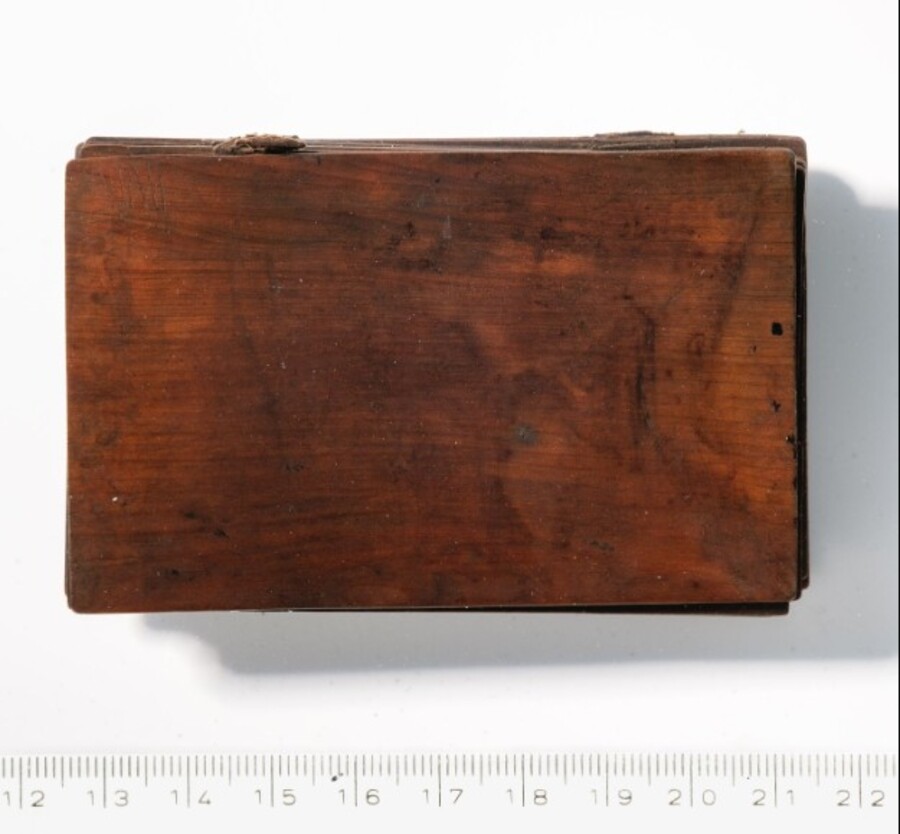Livro medieval em tábuas de cera, visto de fora, feito de madeira, sem encadernação em couro.