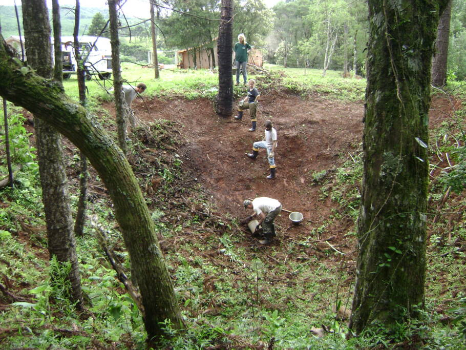 Pesquisadores do Instituto Anchietano de Pesquisas durante escavações