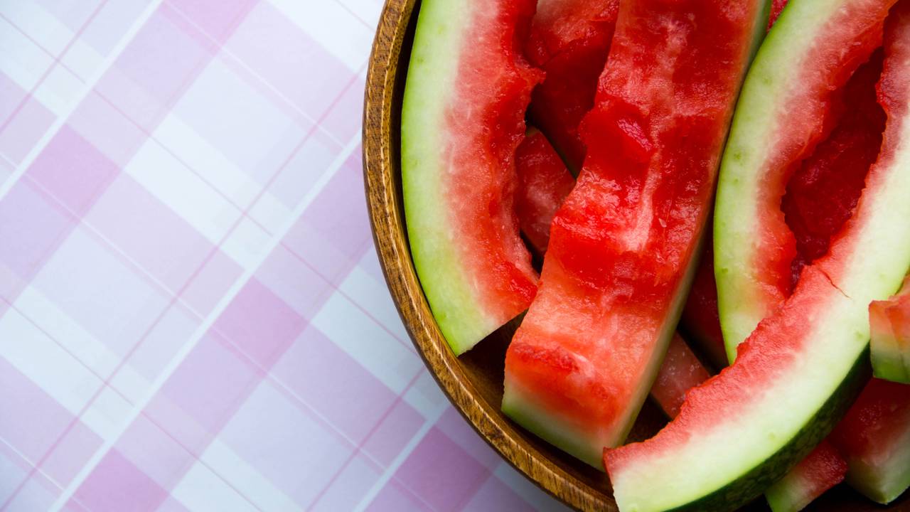 Com poucos ingredientes, a casca de melancia se transforma em uma sobremesa surpreendente que ajuda a reduzir o desperdício.