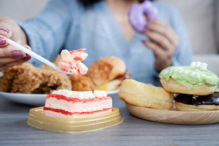 A comida pode oferecer conforto em determinados momentos, mas emoções persistentes geralmente exigem cuidados que vão além do prato