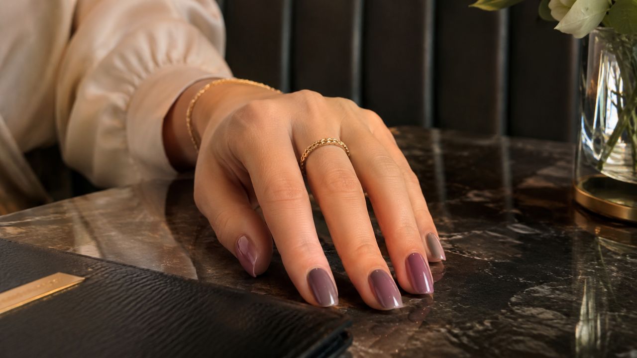 Escolha esmaltes conforme a ocasião: tons neutros para o trabalho e cores vibrantes para eventos.