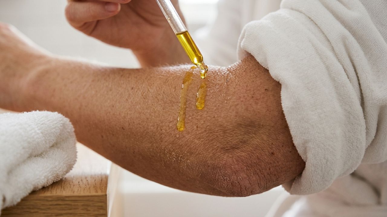 Aplicar poucas gotas de azeite na pele limpa e úmida retém a hidratação e combate o ressecamento.