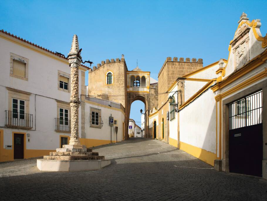 Rua na vila medieval de Elvas, uma das cidades fortificadas de Portugal
