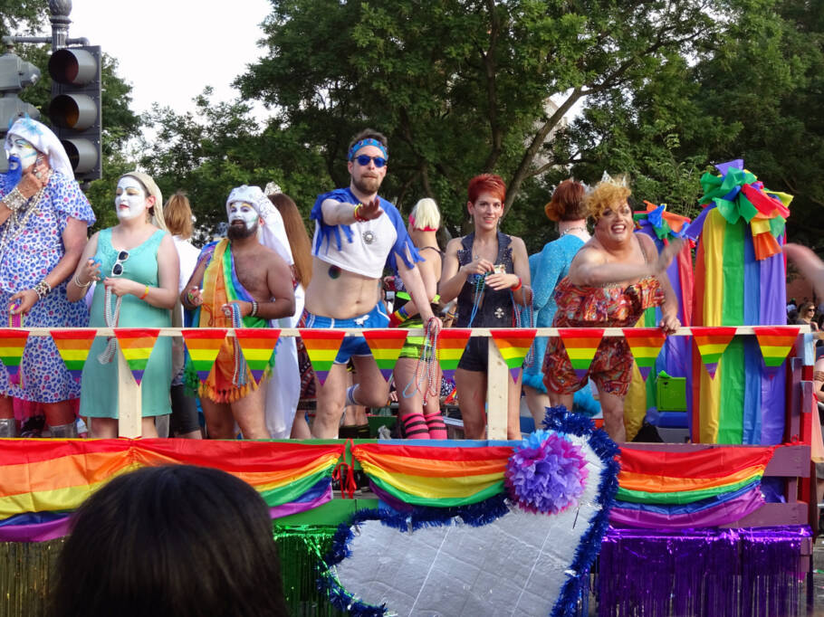 Capital Pride toma conta das ruas de Washington, DC