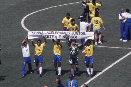 Jogadores do Brasil homenagiando Ayrton Senna, após a vitória contra a Itália, na Copa do Mundo de 1994.