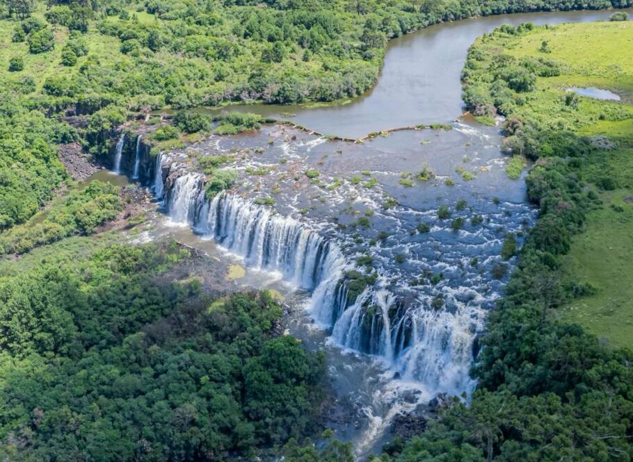 O Salto Caveiras, localizado a cerca de 20 quilômetros do centro, é um dos atrativos naturais de Lages