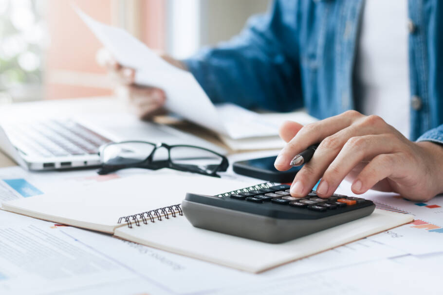 Descubra o que fazer nos primeiros 30 dias para sair do vermelho e organizar suas finanças