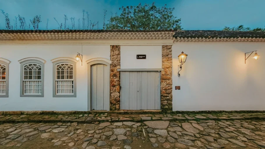 A Pousada Literária ocupa casarões coloniais no Centro Histórico de Paraty