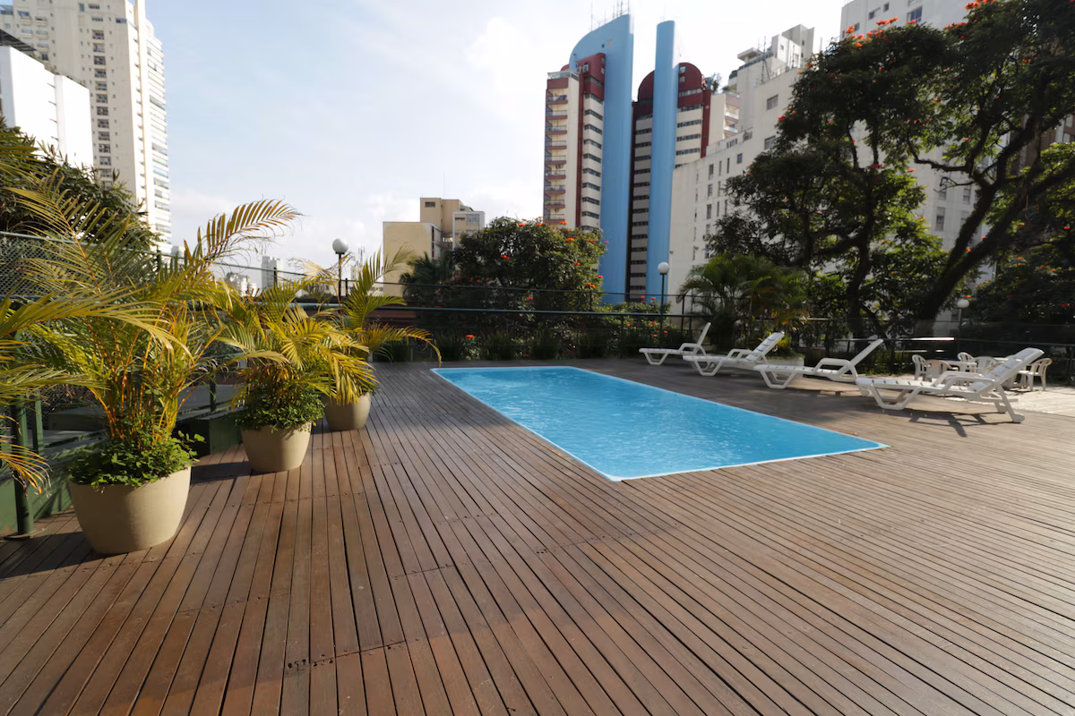 Summit Suítes Hotel Paulista conta com piscina