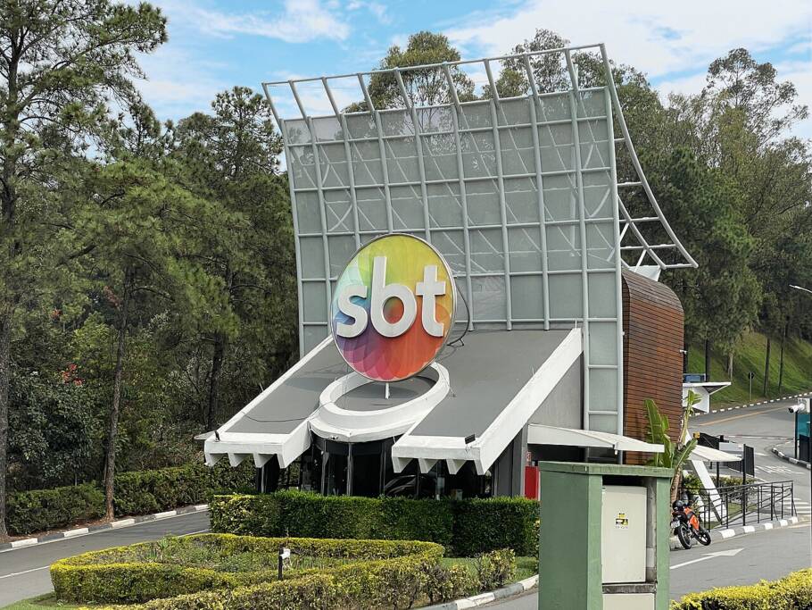 Experiência permitirá ao público explorar cenários, corredores e espaços que marcaram a trajetória do SBT, uma das principais redes de TV do país