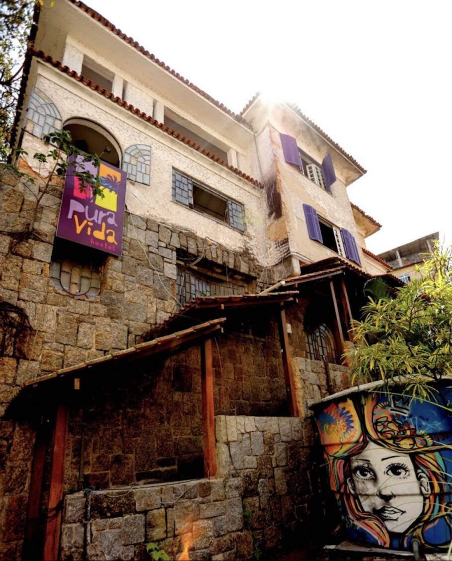 Com 100 anos de história nas paredes, o casarão já viu o tempo passar e hoje vive novas histórias no Pura Vida Hostel