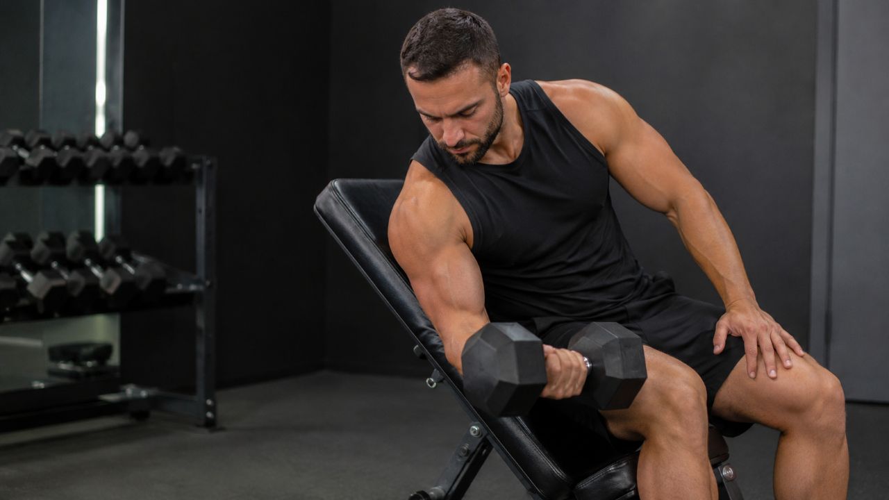Variar o treino de bíceps com diferentes exercícios potencializa os resultados e evita a adaptação muscular.