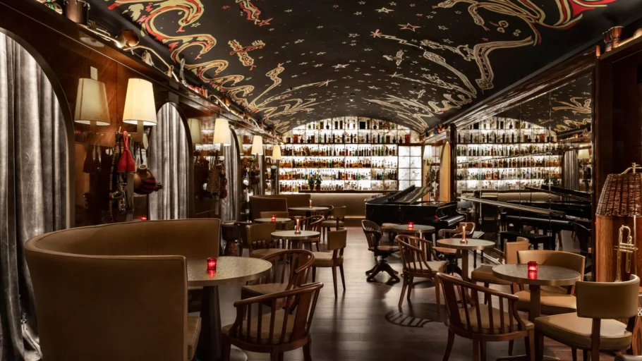Interior do Bar Rabo di Galo, que lembra um antigo clube de jazz americano