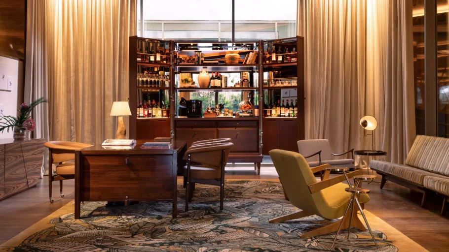 Área do concierge no lobby do hotel