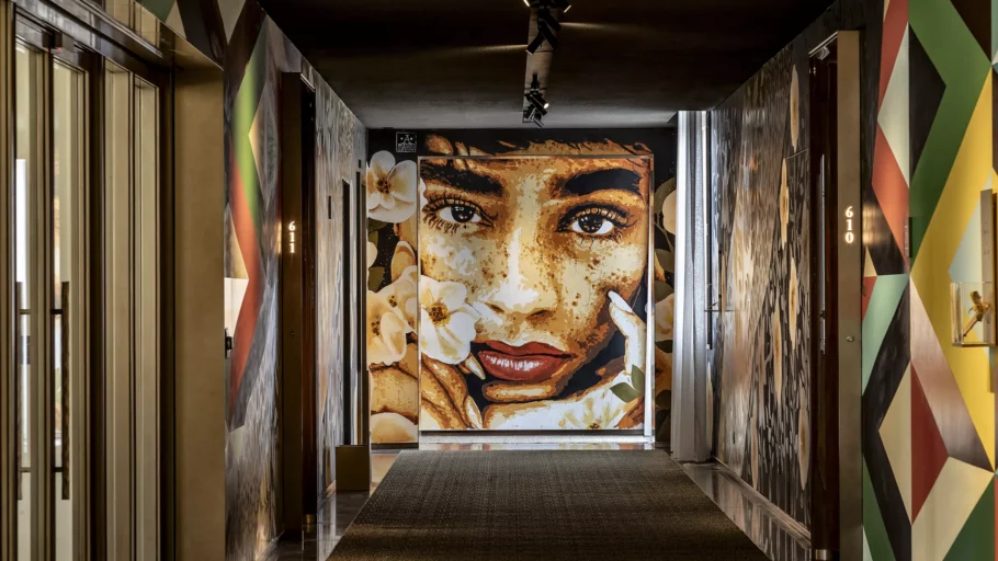 Enormes quadros tornam os corredores do hotel em uma galeria de arte