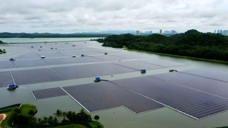 Uma vista ampla da usina solar flutuante de Singapura mostra a escala dos painéis que cobrem a superfície do reservatório.