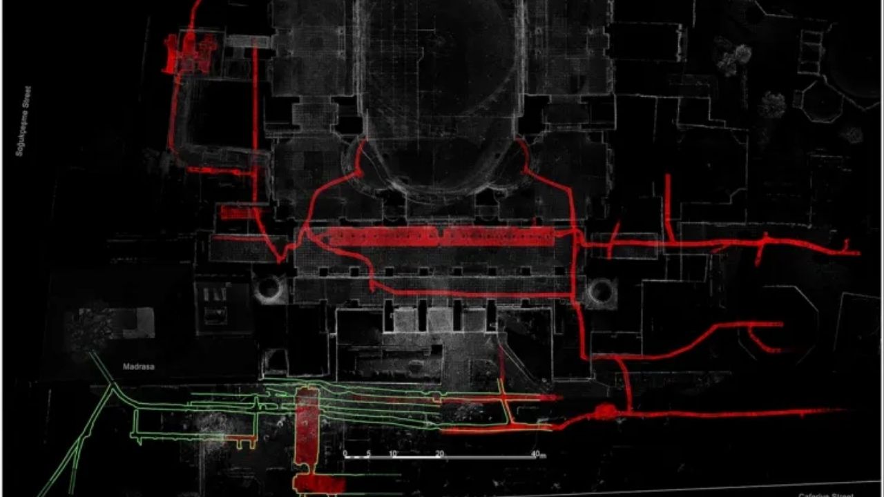 Sobreposição de estruturas subterrâneas (em verde) descobertas durante o processo de limpeza de 2020 em áreas previamente conhecidas (em vermelho).