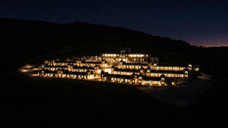 Vista do resort Castelos do Vale todo iluminado no cair da noite