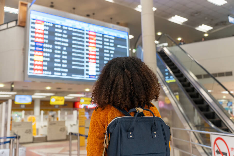 Levantamento mostra que brasileiros viajam menos, mas planejam mais e buscam descontos antes de fechar uma viagem