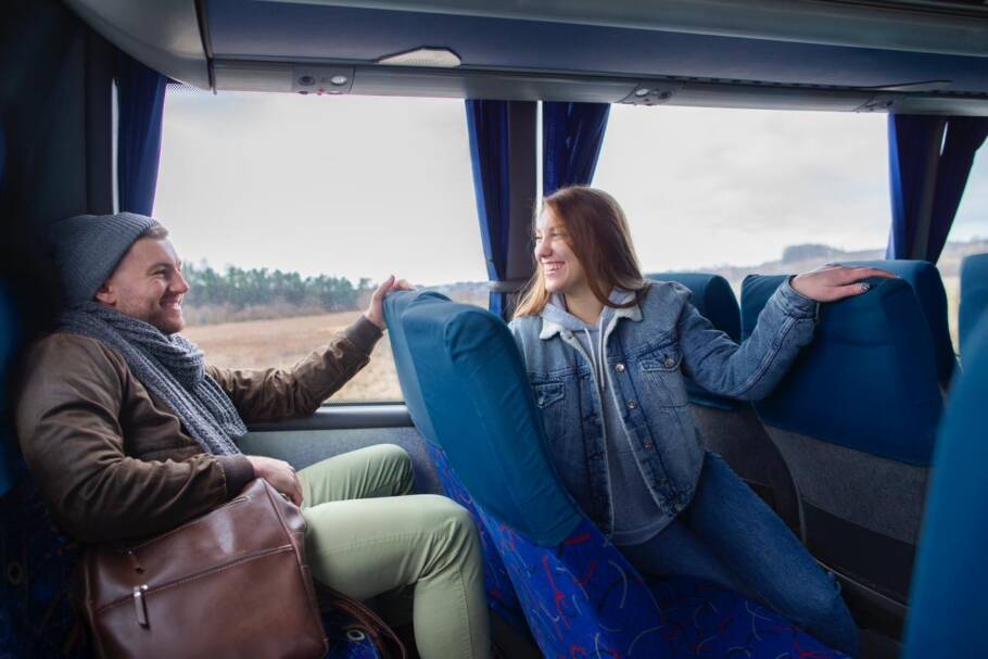 Viagens curtas de ônibus ganham espaço entre brasileiros que buscam descanso sem longos planejamentos