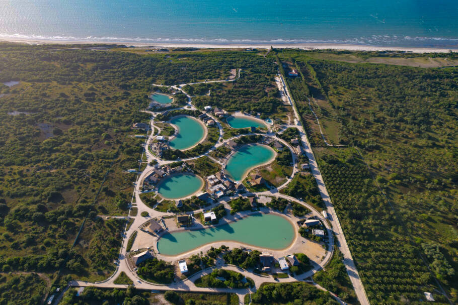 Vista área do Vila Carnaúba, condomínio de casas de alto padrão na praia do Preá, no litoral cearense