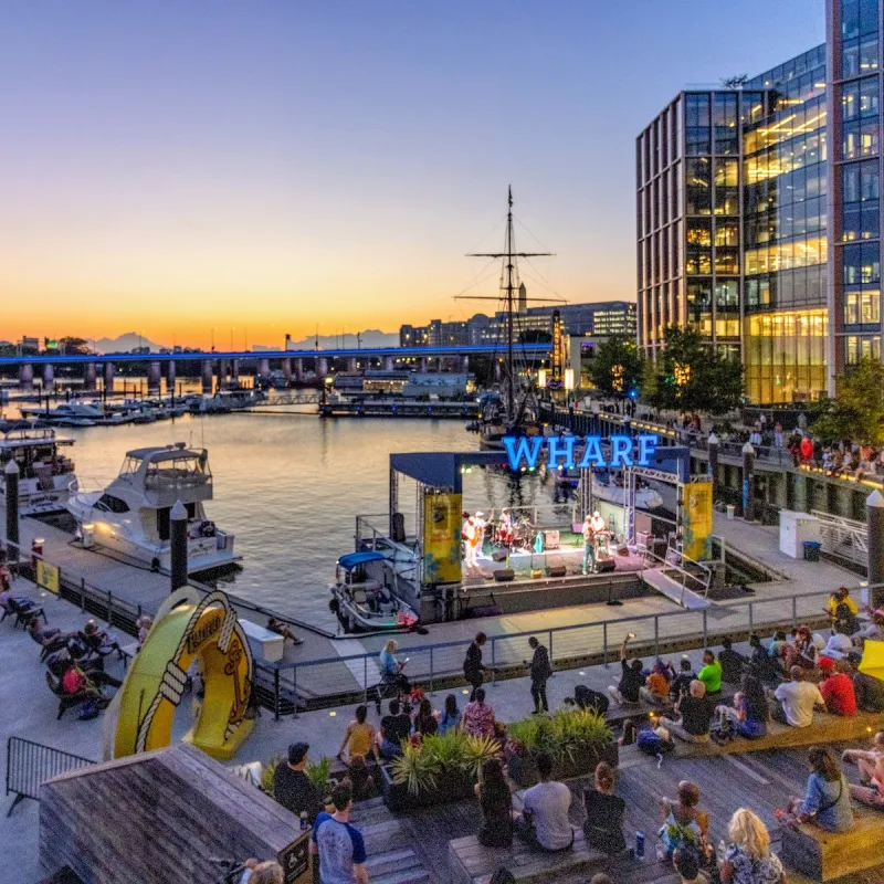 Wharf, às margens do rio Potomac, abriga bares e restaurantes