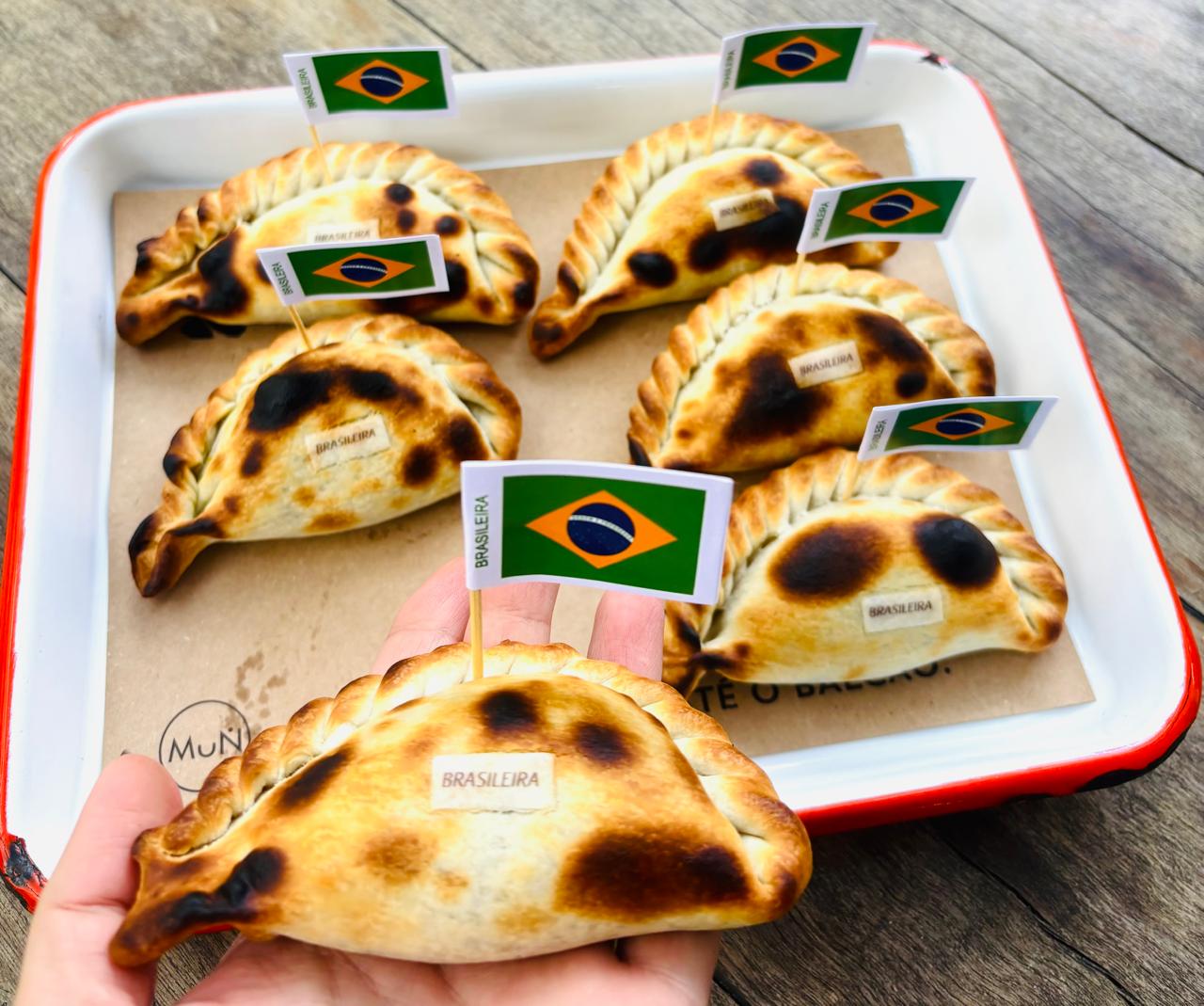 A nova empanada da La Guapa combina carne seca, abóbora, couve refogada crocante e uma redução de caju, resultando em um recheio que aposta nos contrastes de sabor e nas referências afetivas da culinária do país